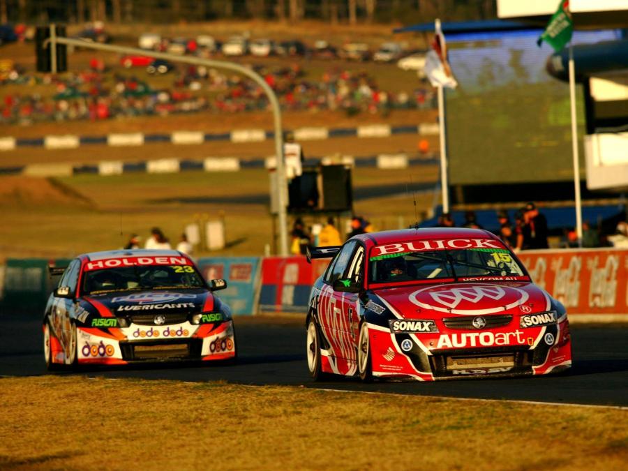  Holden Commodore V8 Supercar 2005 года  (фото 2 из 16)